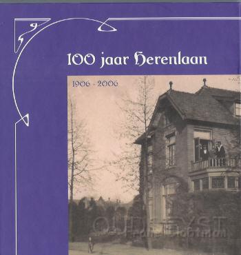 Boek 100 Jaar Herenlaan 1906-2006.jpg - Het boek 100 jaar Herenlaan, 1906-2006, verscheen in juni 2006. Oud Seyst leverde verschillende historische foto's van de laan, de panden en de mensen.